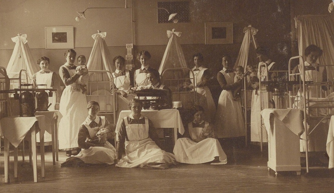 Photo of nurses with newborn babies in hospital Wilhelmina Gasthuis (photo Beeldbank Stadsarchief Amsterdam)