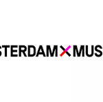 woorden Amsterdam en Museum met daartussen een Andreaskruis, deels zwart, deels roze en deels rood gekleurd